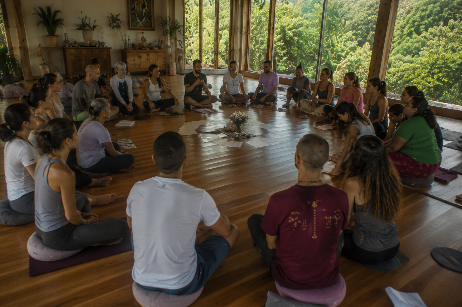 Participantes del retiro holístico de flores de bach disfrutando experiencias de sanación y bienestar