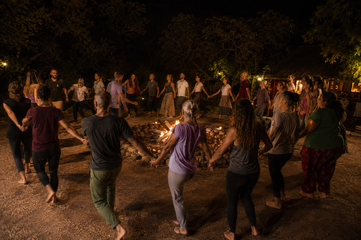 Participantes del retiro holístico de flores de bach disfrutando experiencias de sanación y bienestar